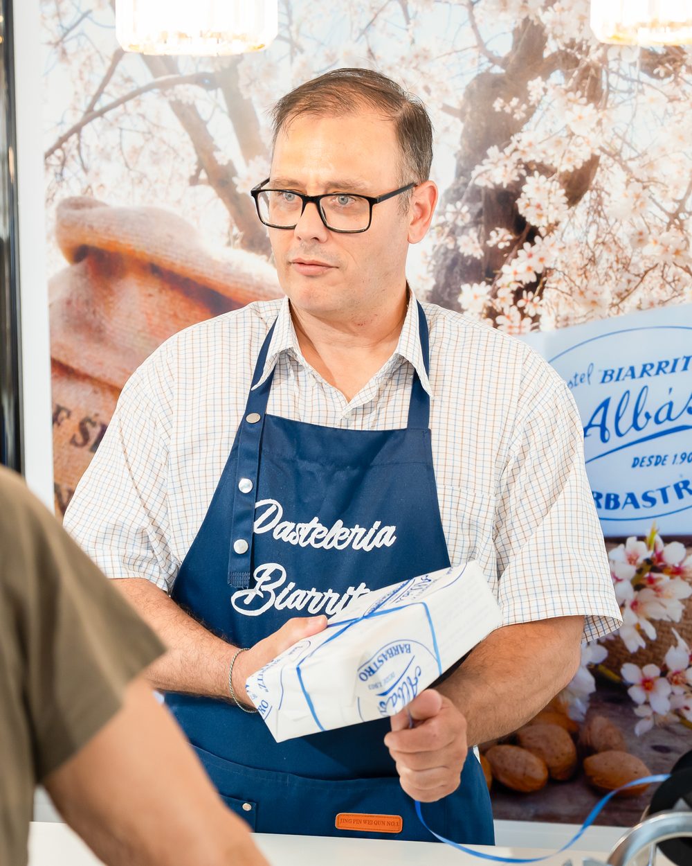 David atiende a una clienta en el mostrador de Pastelería Biarritz