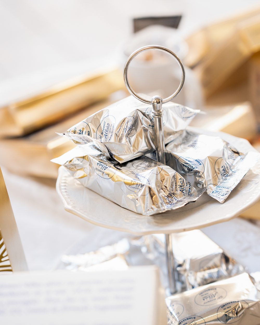Pasteles Biarritz envueltos en papel plateado sobre una bandeja de plata