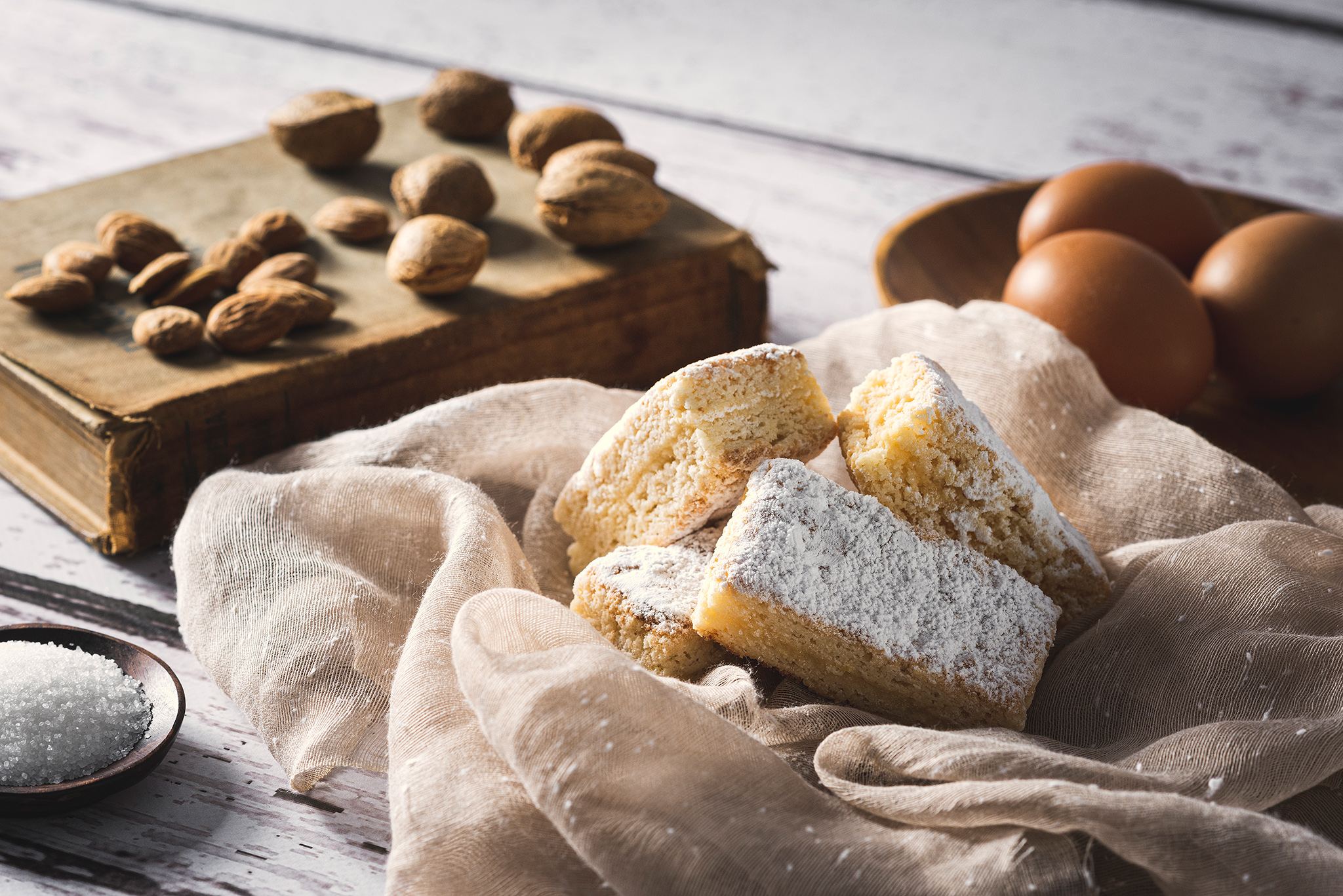 Pastel Biarritz con libro antiguo, nueces y huevos