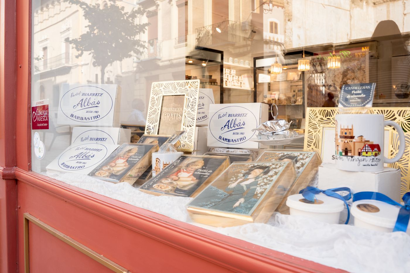 Escaparate de Pastelería Biarritz en el Coso Alto de Huesca, con cajas de Pastel Biarritz, Candeleras y lazos azules