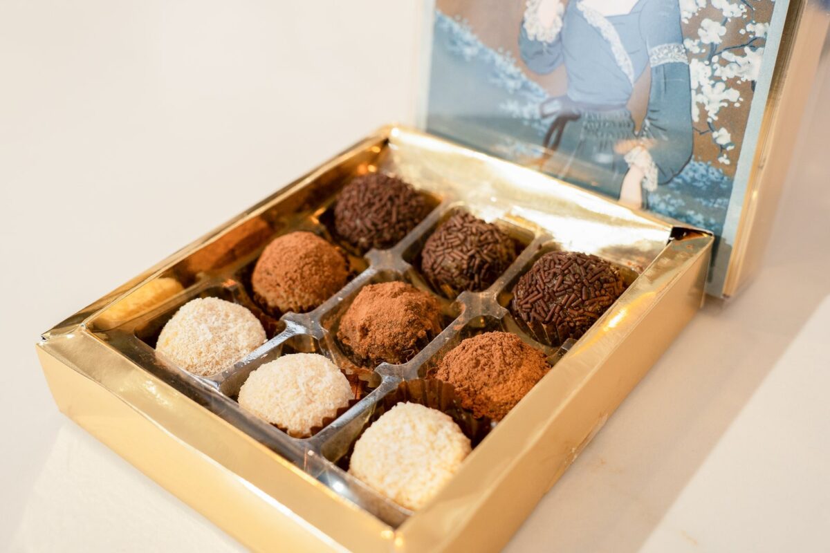 Detalle de las nueve Delicias Biarritz: de coco, de cacao y con virutas de chocolate