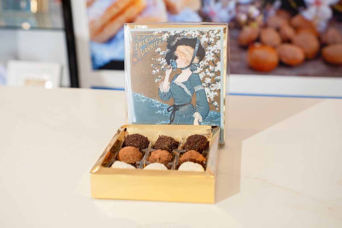 Caja de Delicias Biarritz con la ilustración modernista de la tapa