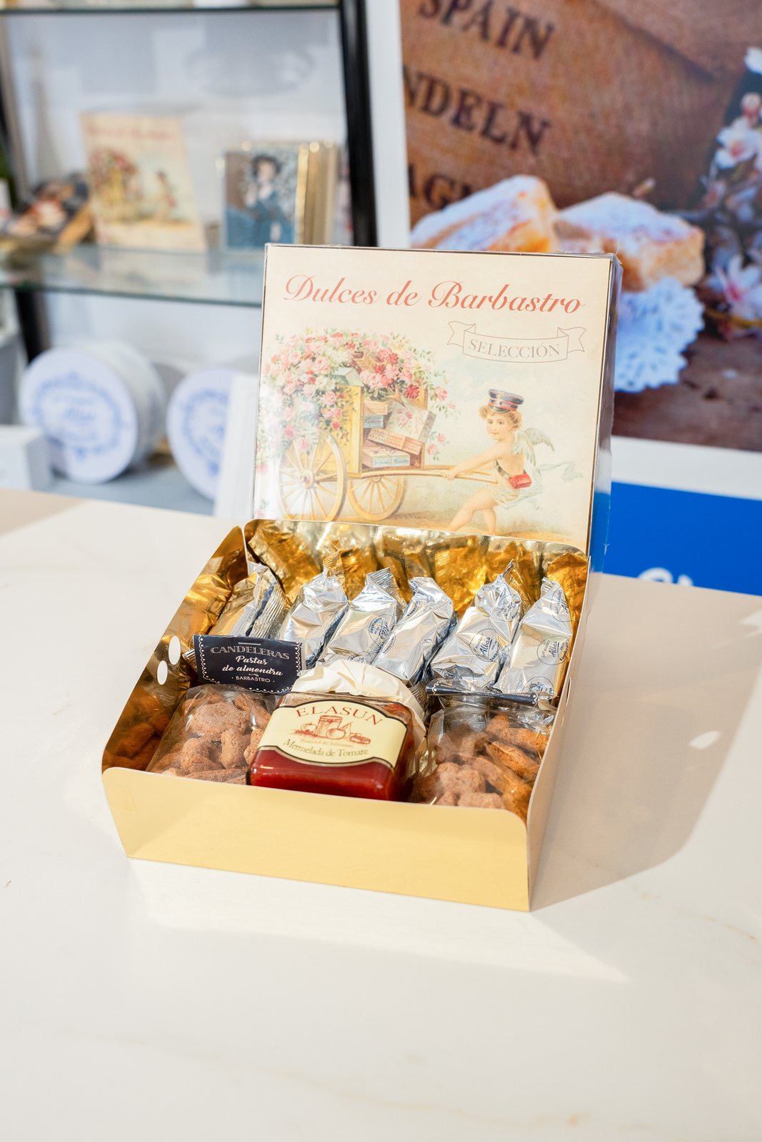 Caja Dulces de Barbastro con seis pasteles Biarritz envueltos, dos bolsitas de Candeleras y mermelada