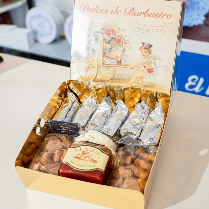 Caja Dulces de Barbastro Selección abierta con pasteles Biarritz, Candeleras y mermelada de tomate