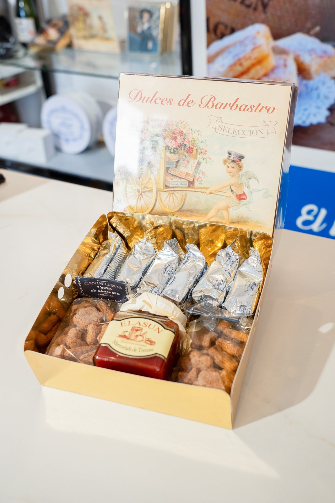 Caja Dulces de Barbastro Selección abierta con pasteles Biarritz, Candeleras y mermelada de tomate