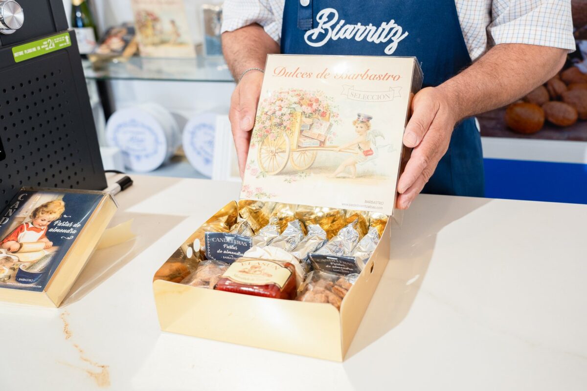 En el mostrador de la pastelería, la caja Dulces de Barbastro Selección recién preparada