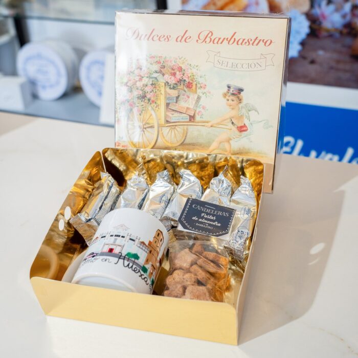 Caja Dulces de Barbastro x Carita Bonita con pasteles Biarritz, Candeleras y la taza «Como en Huesca en ningún sitio»