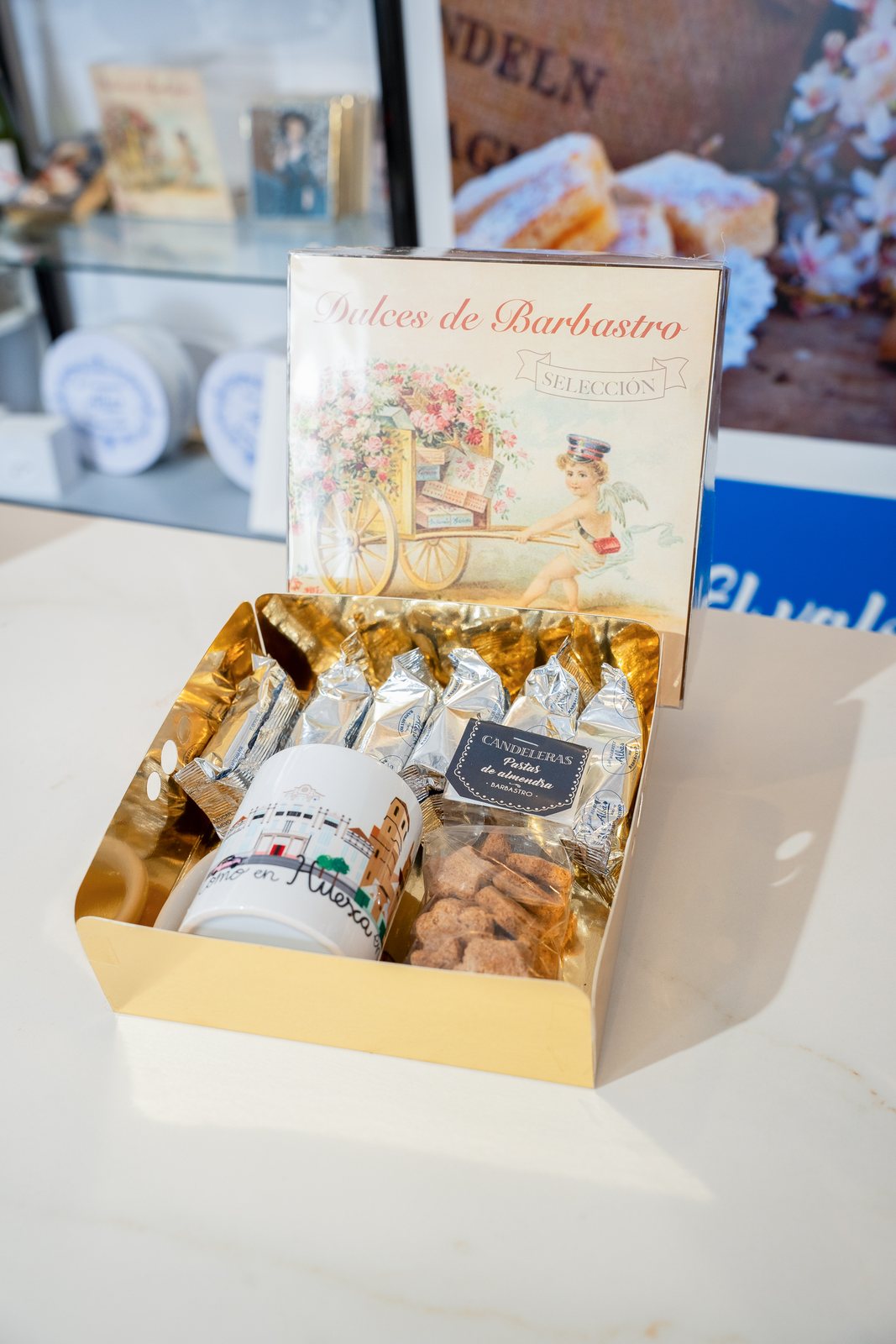 Caja Dulces de Barbastro x Carita Bonita con pasteles Biarritz, Candeleras y la taza «Como en Huesca en ningún sitio»