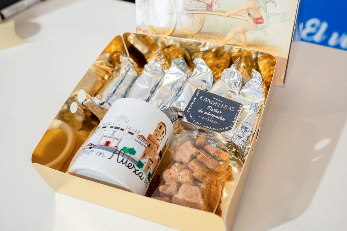 La taza «Como en Huesca en ningún sitio» dentro de la caja Dulces de Barbastro x Carita Bonita