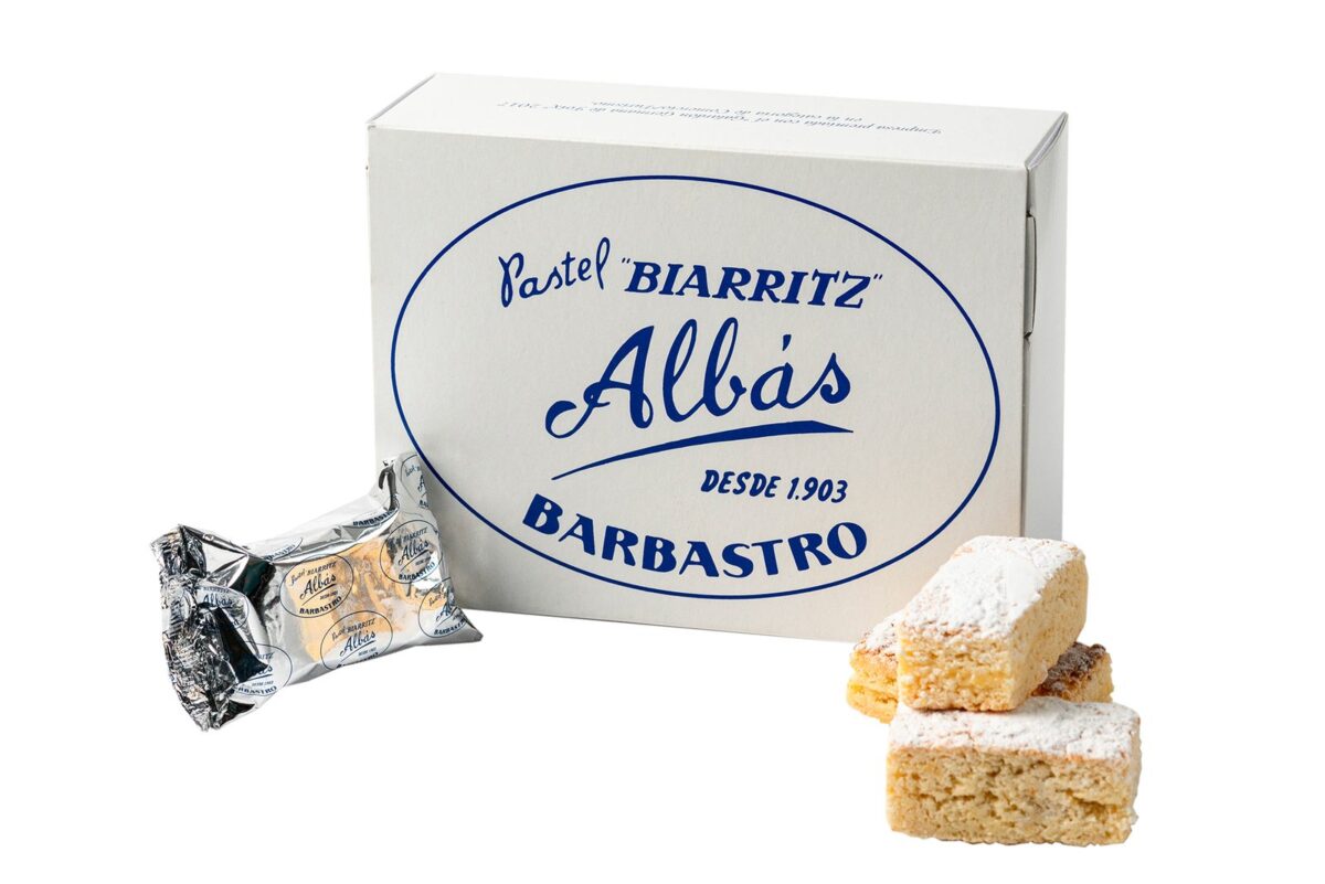Caja azul y blanca de Pastel Biarritz clásico